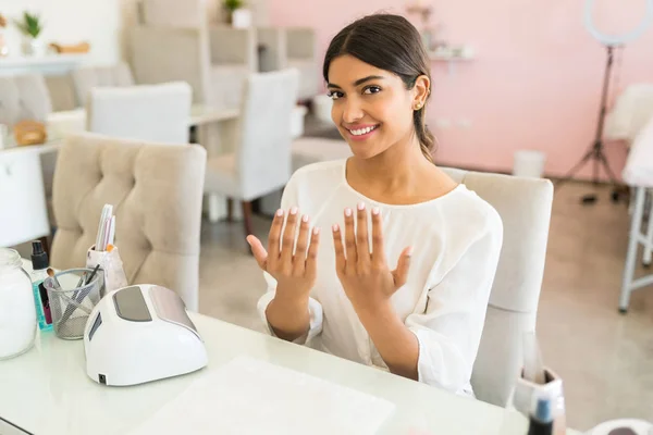 Une Cliente Souriante Avec Ses Ongles Peints Assis Spa — Photo