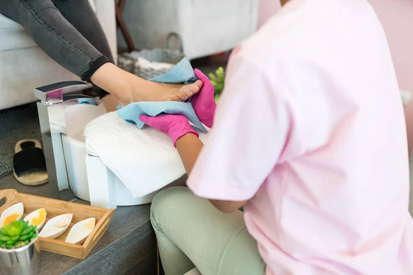 Pedicurista Limpiando Pie Del Cliente Mientras Hace Pedicura Salón Belleza — Foto de Stock