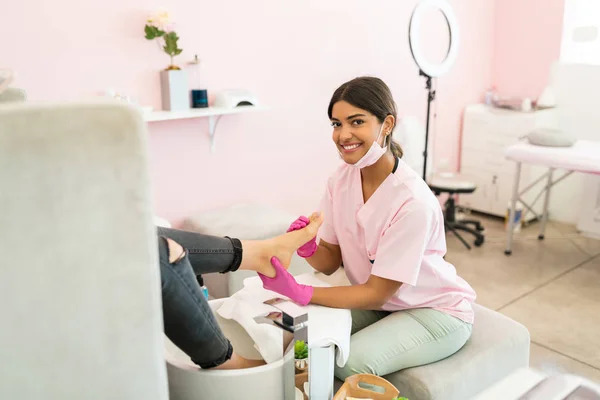 Sorridente Pedicure Femminile Che Massaggio Piedi Cliente Presso Beauty Spa — Foto Stock