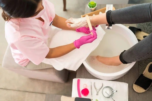 High Angle View Van Schoonheidsspecialiste Geven Pedicure Aan Vrouwelijke Cliënt — Stockfoto