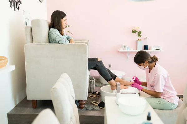 Latin Customer Enjoying Getting Pampered Pedicurist Beauty Spa — Stock Photo, Image