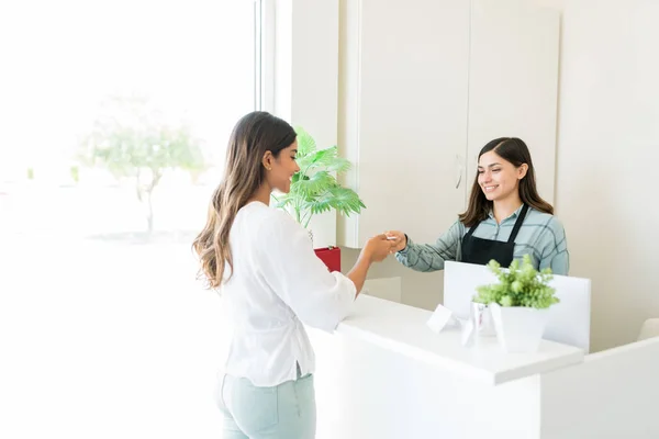 Cliente Feminino Dando Cartão Crédito Recepcionista Após Tratamento Salão — Fotografia de Stock