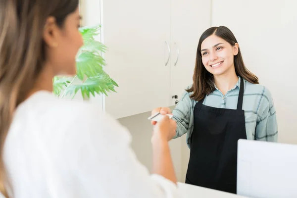 Selbstbewusste Kosmetikerin Erhält Zahlung Kreditkarte Vom Kunden Salon — Stockfoto