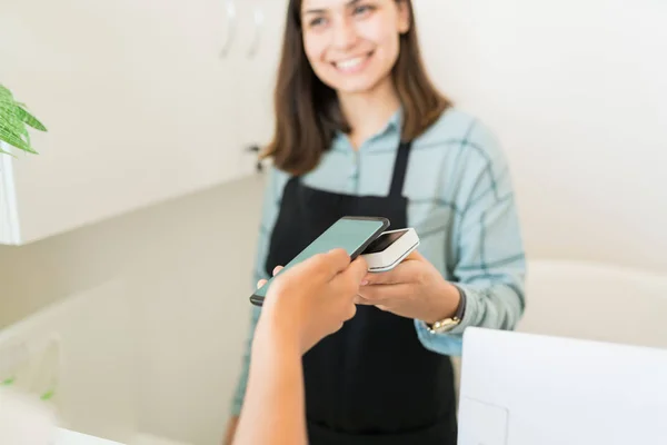 Cliente Fazendo Pagamento Sem Contato Para Recepcionista Mesa Salão — Fotografia de Stock