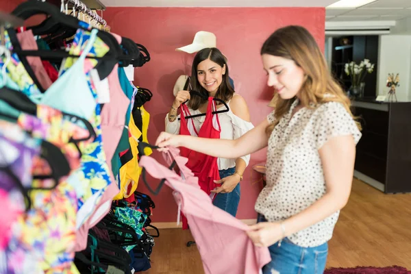 Mooie Hispanic Vrouw Winkelen Voor Badmode Met Vriend Kledingwinkel — Stockfoto