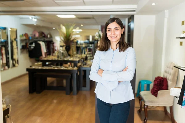 Bella Ispanica Giovane Proprietario Femminile Piedi Con Braccia Incrociate Mentre — Foto Stock