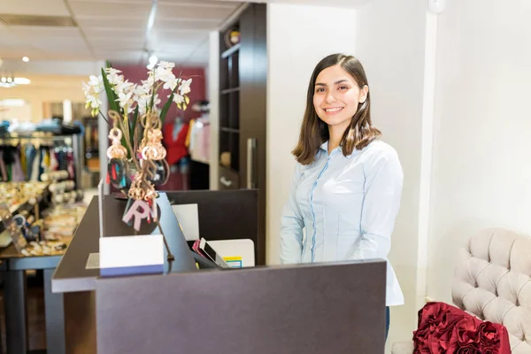 Smiling Young Hispanic Manager Standing Checkout Boutique Shopping Mall — Stock Photo, Image