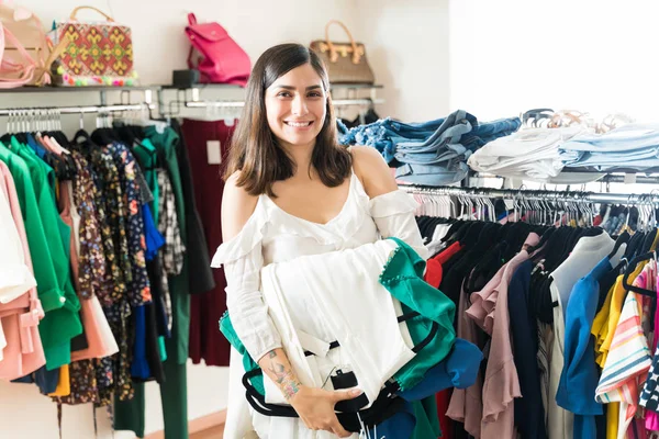 Retrato Una Atractiva Mujer Hispana Comprando Ropa Moda Una Boutique —  Fotos de Stock