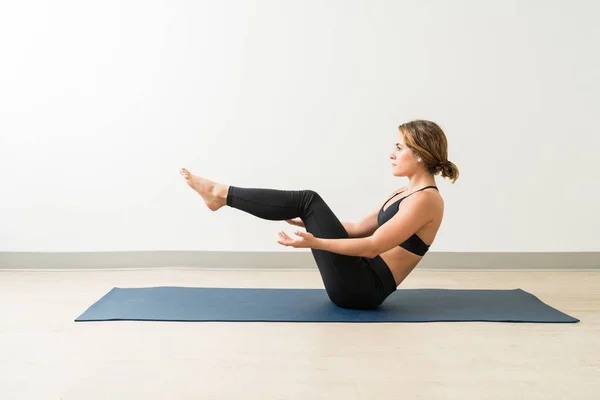 Comprimento Total Mulheres Ativas Confiantes Praticando Ardha Navasana Tapete Estúdio — Fotografia de Stock