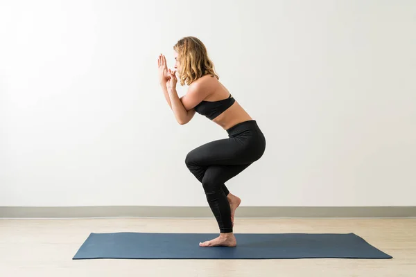 Full Length Side View Flexible Young Brunette Woman Performing Garudasana — Stock Photo, Image