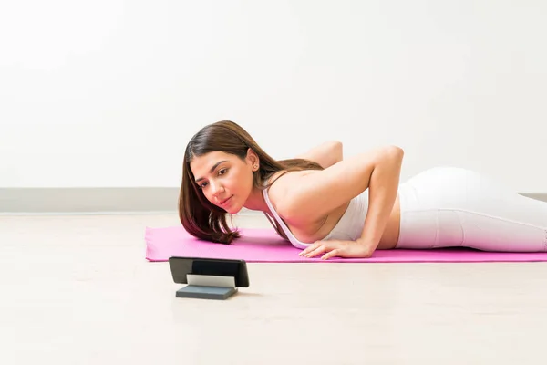 Side View Confident Attractive Female Learning Yoga Poses Mobile Fitness — Stock Photo, Image