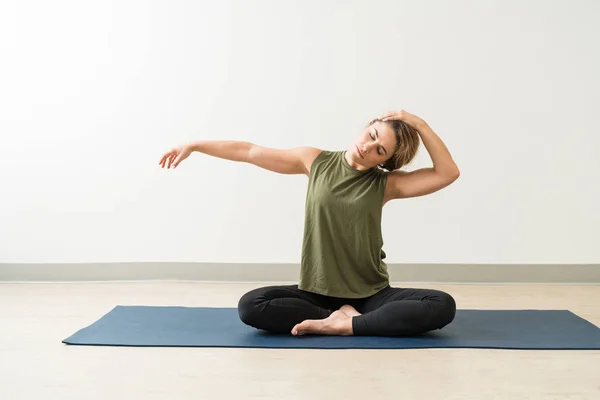 Genç Esmer Kadın Egzersiz Sırasında Yoga Yaparken Boyun Germe — Stok fotoğraf