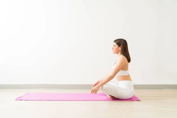 Bonita Joven Morena Caucásica Hembra Sukhasana Estera Por Pared Estudio —  Fotos de Stock