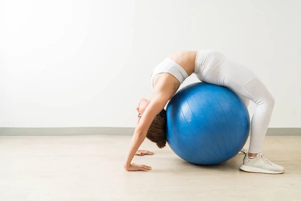 Vue Latérale Femelle Flexible Qui Étire Sur Ballon Fitness Pendant — Photo