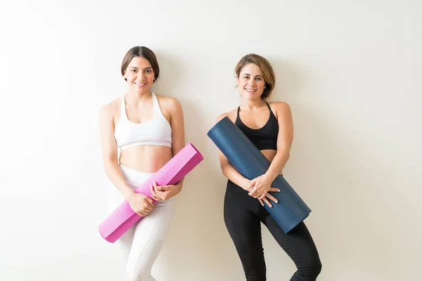 Sourire Attrayant Ajustement Brunette Amies Féminines Debout Avec Des Tapis — Photo