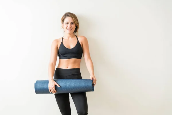 Pretty Caucasian Female Brunette Making Eye Contact While Standing Yoga — Stock Photo, Image