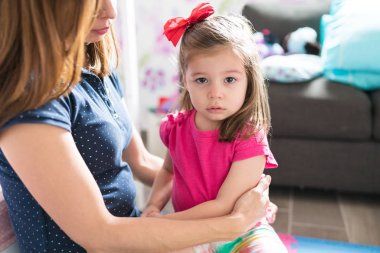 Anne evde oturma odasında kızgın kadın bebek ile oturan