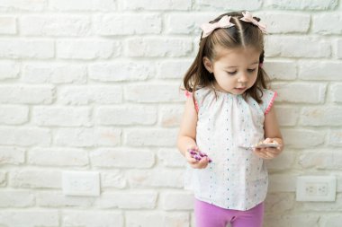 Evde oturma odasında duvara karşı duran ilaç paketleri ile Toddler