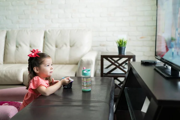Małe Dziecko Śniadanie Podczas Oglądania Telewizji Salonie Domu — Zdjęcie stockowe
