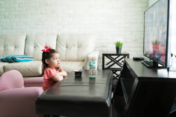 Toddler Dziewczyna Oglądanie Telewizji Salonie Domu — Zdjęcie stockowe