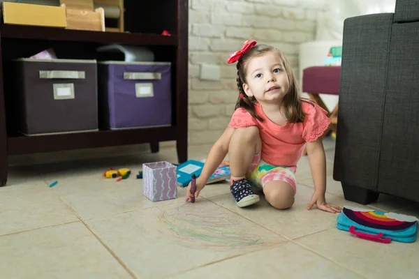 迷人的女性幼儿着色地板与蜡笔在客厅在家里 — 图库照片
