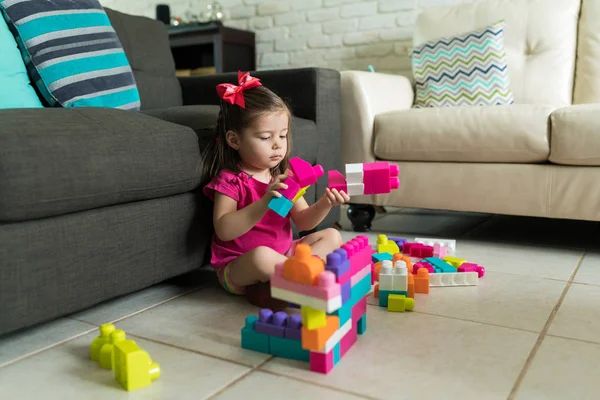 Милая Маленькая Девочка Играет Красочными Блоками Гостиной Дому — стоковое фото