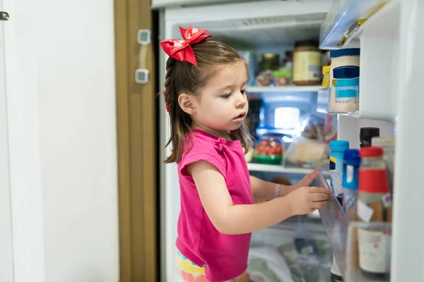 Schattig Weinig Nieuwsgierig Meisje Zoeken Koelkast Thuis — Stockfoto