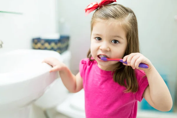 Lähikuva Pikku Naaras Lapsi Harjaamalla Hampaat Seistessään Kylpyhuoneessa Kotona — kuvapankkivalokuva