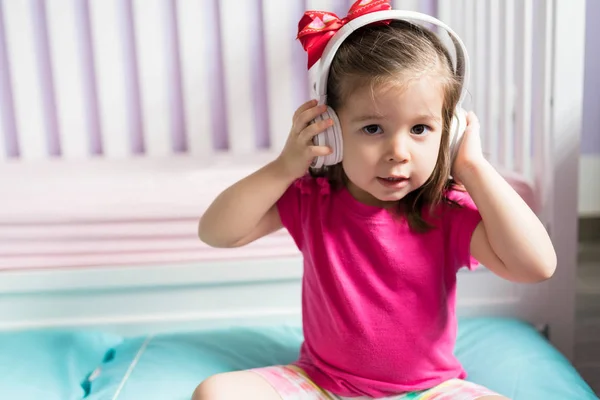 Encantador Niño Divirtiéndose Mientras Disfruta Música Dormitorio Casa —  Fotos de Stock