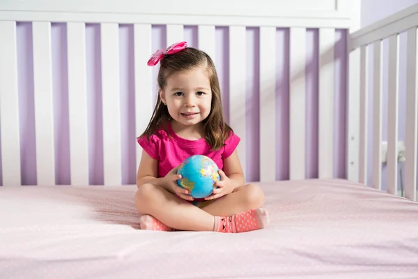 Glimlachend Schattig Meisje Spelen Met Opblaasbare Globe Bal Bed Slaapkamer — Stockfoto