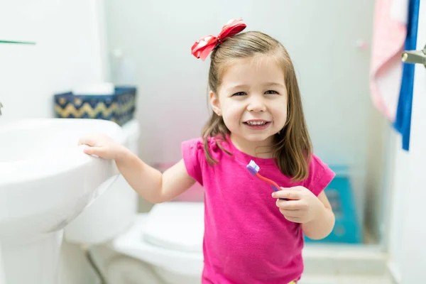 Menina Alegre Segurando Escova Dentes Durante Rotina Manhã Banheiro Casa — Fotografia de Stock