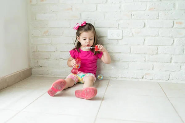 Klein Meisje Met Plezier Tijdens Het Blazen Van Zeepbellen Woonkamer — Stockfoto