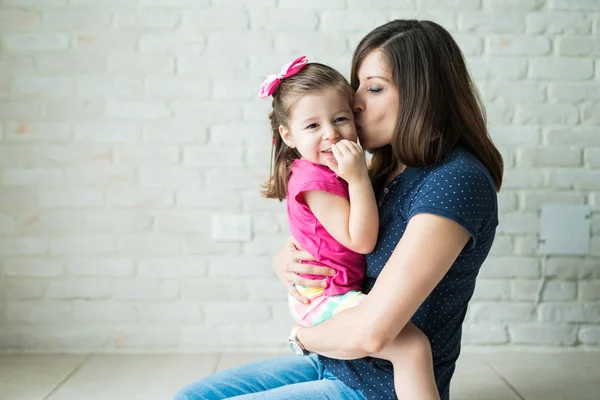 Kaukasische Vrouw Zoenen Schattig Meisje Terwijl Zittend Woonkamer Thuis — Stockfoto