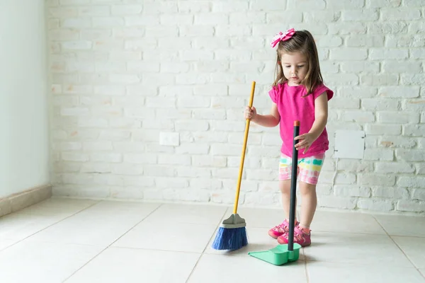 Volledige Lengte Van Meisje Vegen Vloer Tegen Muur Woonkamer Thuis — Stockfoto