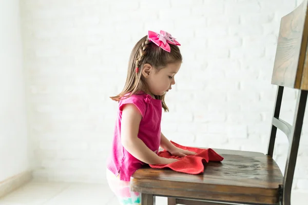 Vista Laterale Affascinante Bambina Che Pulisce Sedia Legno Casa — Foto Stock