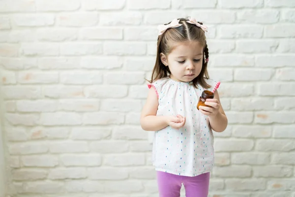 Niña Mirando Frasco Medicina Mientras Está Sala Estar Casa —  Fotos de Stock