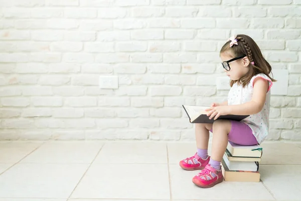 Kluges Kleines Weibliches Kleinkind Lernt Heimischen Wohnzimmer Von Büchern — Stockfoto