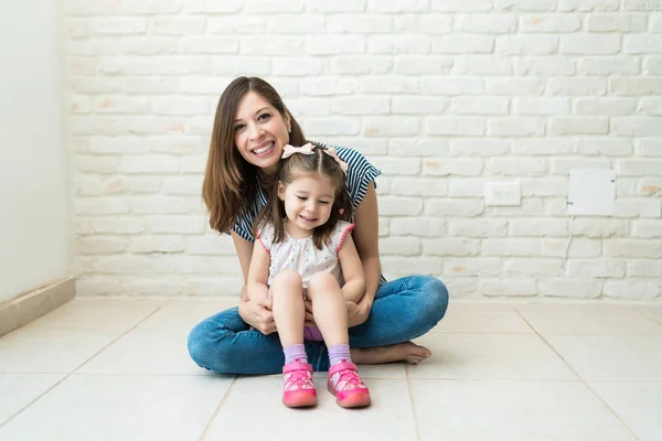 Dobrze Wyglądający Kobieta Cute Little Maluch Bawiąc Się Salonie Domu — Zdjęcie stockowe