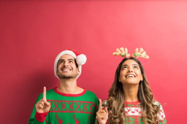 Muhteşem genç İspanyol çift stüdyoda kopya alanı gösterirken yukarı bakıyor