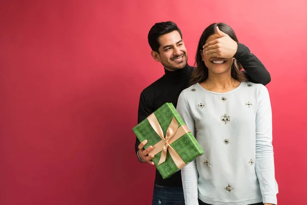 Schöner Junger Mann Überrascht Freundin Mit Geschenk Während Augen Vor — Stockfoto