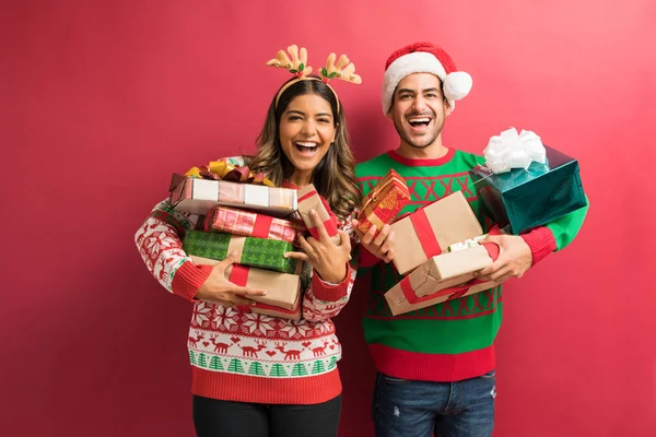 Portrait Cheerful Attractive Couple Holding Christmas Presents Plain Background — Stock Photo, Image