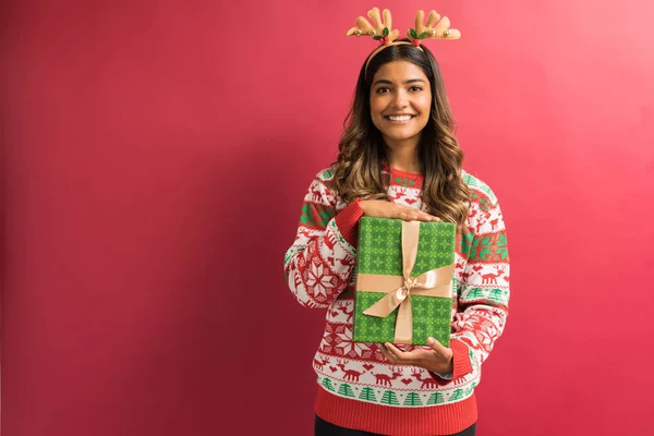 Beautiful Young Female Brunette Christmas Gift Isolated Red Background — Stock Photo, Image