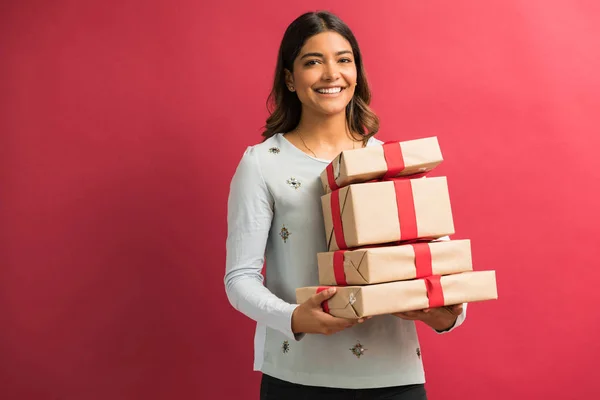 Portrait Beautiful Young Latin Woman Holding Christmas Presents Red Background — Stock Photo, Image
