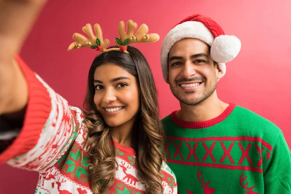 Kırmızı arka plan karşı yakışıklı adam ile Noel tatili zevk güzel kadın Portresi