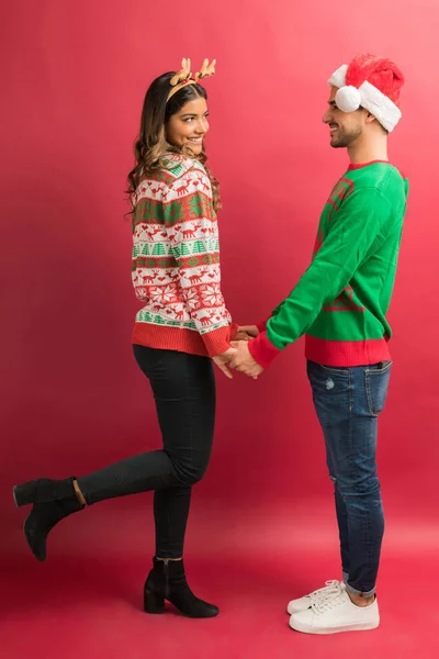 Attractive Woman Standing One Leg While Looking Boyfriend Holding Hands — Stock Photo, Image