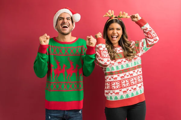Entusiasmado Casal Latino Desfrutando Com Braços Levantados Enquanto Celebra Natal — Fotografia de Stock