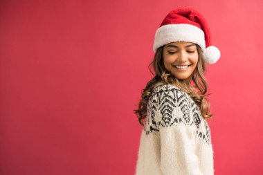 Kırmızı arka plan karşı omuz bakarak güzel genç İspanyol kadının Yan görünümü