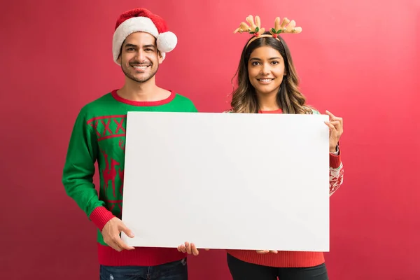 Portrait Smiling Boyfriend Girlfriend Holding Blank White Placard Plain Background — Stock Photo, Image