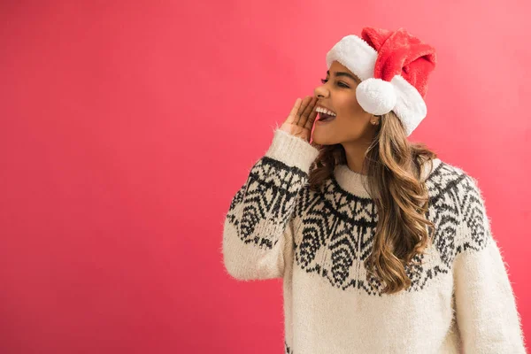 Çekici genç kadın stüdyoda el ile ağız kapatırken uzağa bakıyor ve duyuru için çığlık