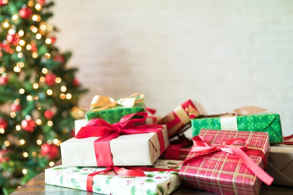 Concepto Montón Regalos Navidad Sentado Junto Árbol Con Luces Montón — Foto de Stock